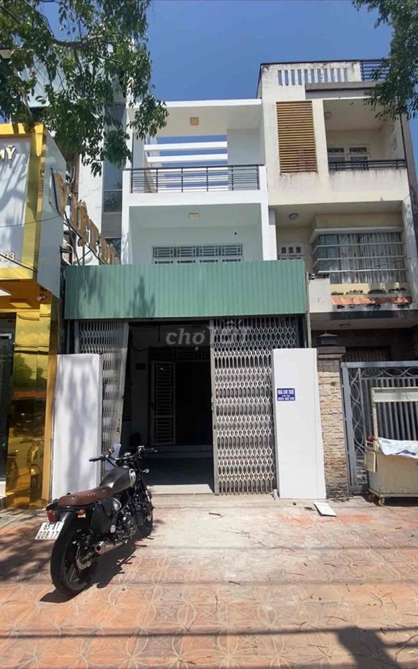 Nhà  mặt tiền rộng ngay đèn đỏ sầm uất