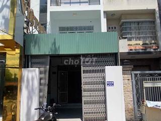 Nhà  mặt tiền rộng ngay đèn đỏ sầm uất