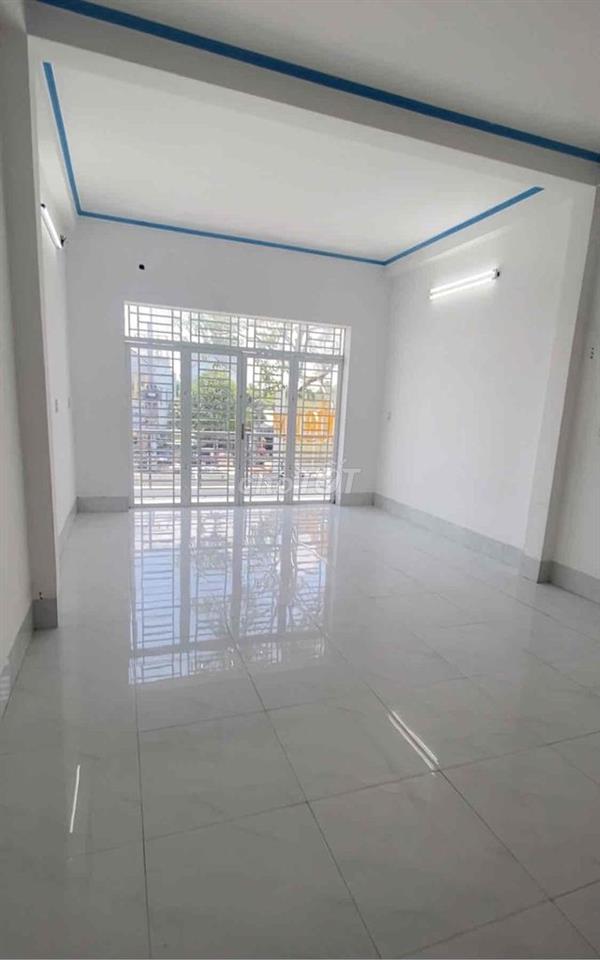 Nhà  mặt tiền rộng ngay đèn đỏ sầm uất
