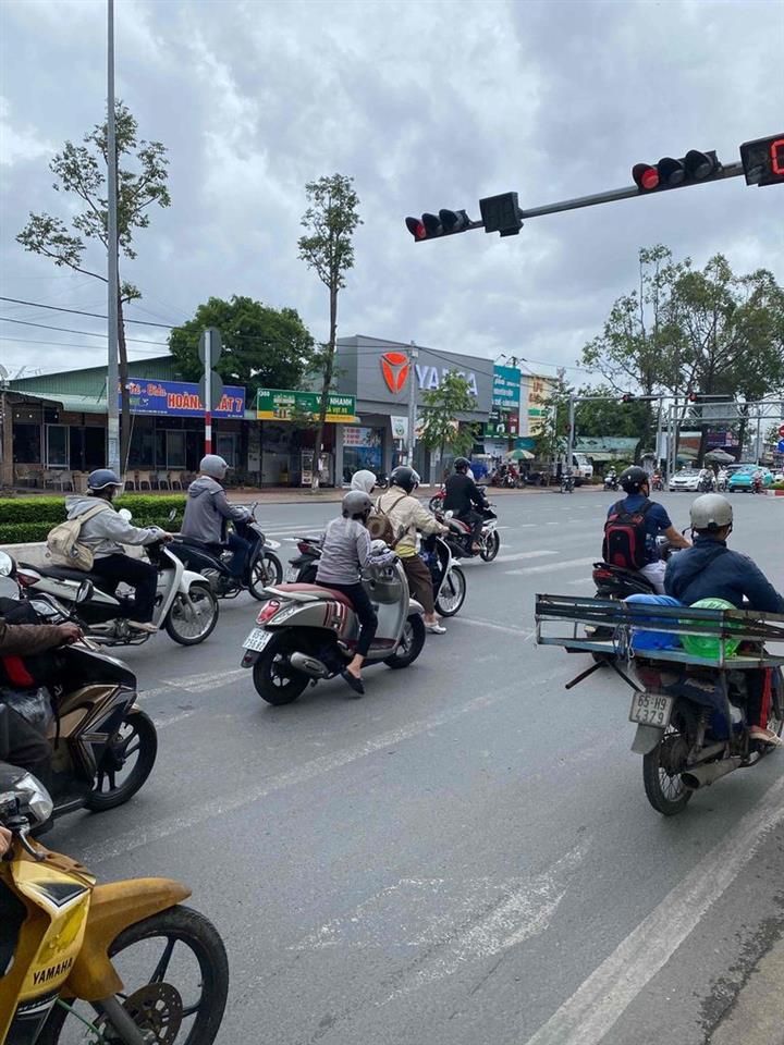 Nhà  mặt tiền rộng ngay đèn đỏ sầm uất