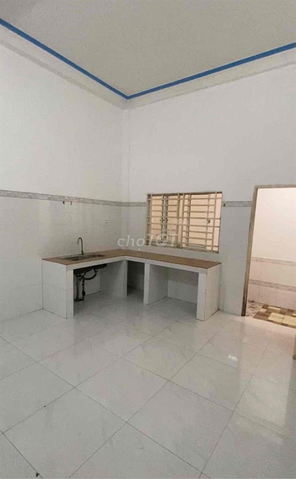 Nhà  mặt tiền rộng ngay đèn đỏ sầm uất