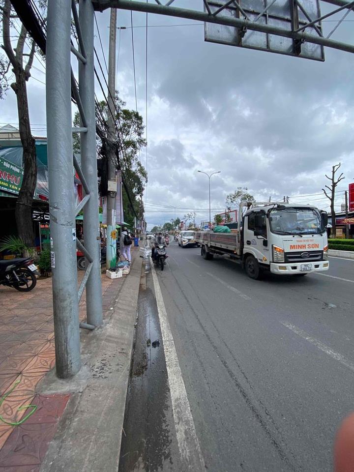 Nhà  mặt tiền rộng ngay đèn đỏ sầm uất