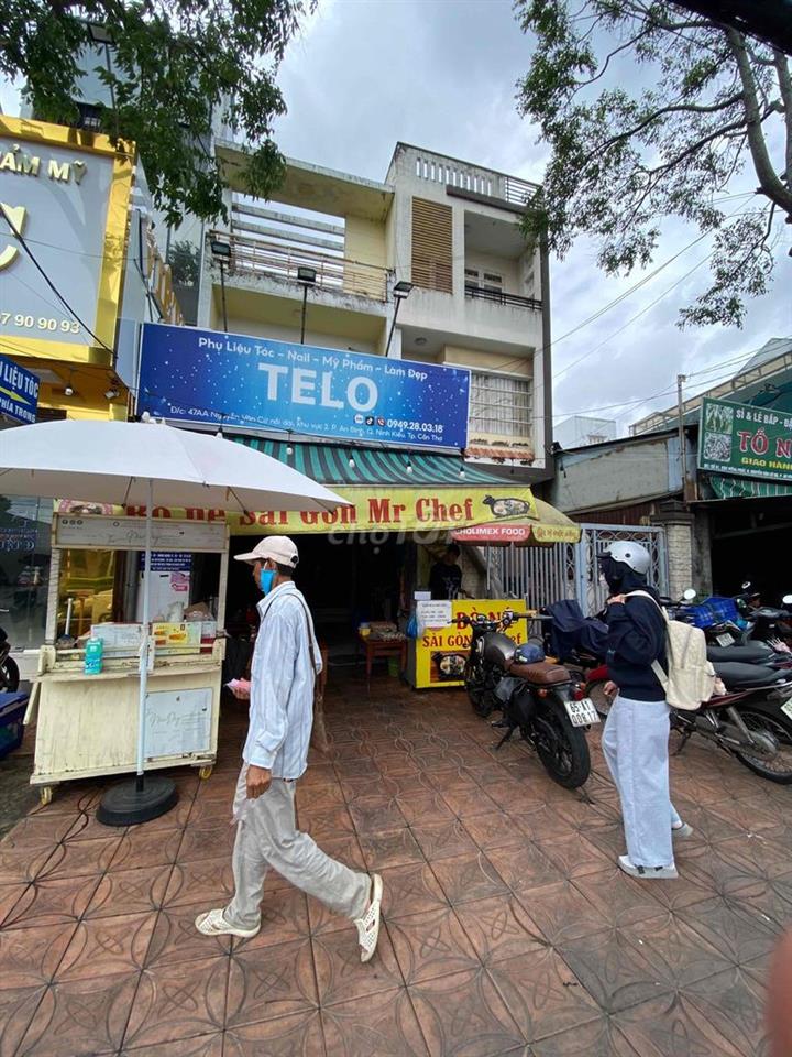 Nhà  mặt tiền rộng ngay đèn đỏ sầm uất