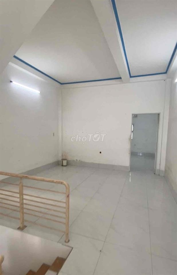 Nhà  mặt tiền rộng ngay đèn đỏ sầm uất