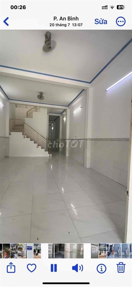 Nhà  mặt tiền rộng ngay đèn đỏ sầm uất