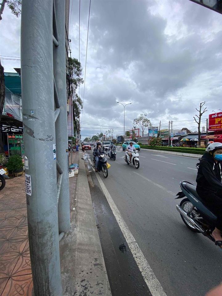 Nhà  mặt tiền rộng ngay đèn đỏ sầm uất
