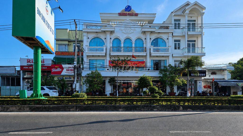 Cho thuê nhà mặt tiền Hùng Vương, 3 tầng, 900m², vị trí đẹp Phan Thiết