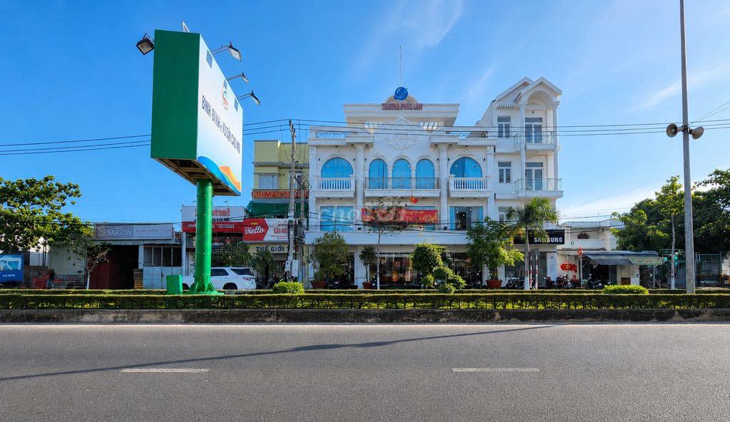 Cho thuê nhà mặt tiền Hùng Vương, 3 tầng, 900m², vị trí đẹp Phan Thiết