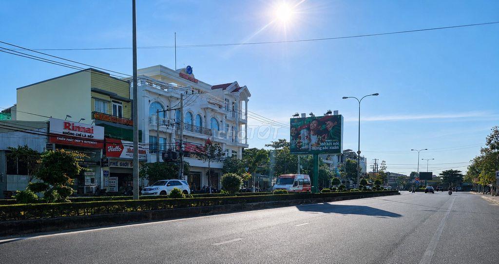 Cho thuê nhà mặt tiền Hùng Vương, 3 tầng, 900m², vị trí đẹp Phan Thiết