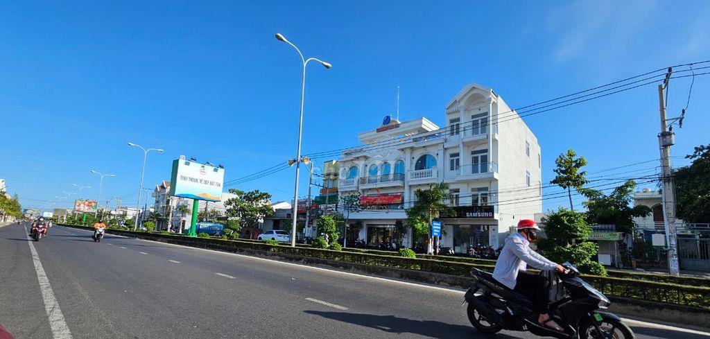 Cho thuê nhà mặt tiền Hùng Vương, 3 tầng, 900m², vị trí đẹp Phan Thiết