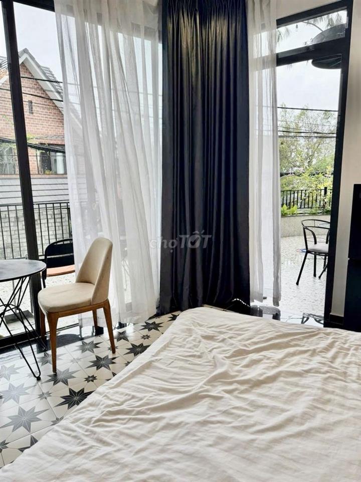 CHO THUÊ CĂN HỘ STUDIO CÓ SÂN NGAY TRUNG TÂM THÀNH PHỐ