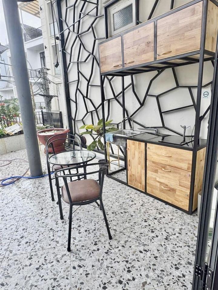 CHO THUÊ CĂN HỘ STUDIO CÓ SÂN NGAY TRUNG TÂM THÀNH PHỐ
