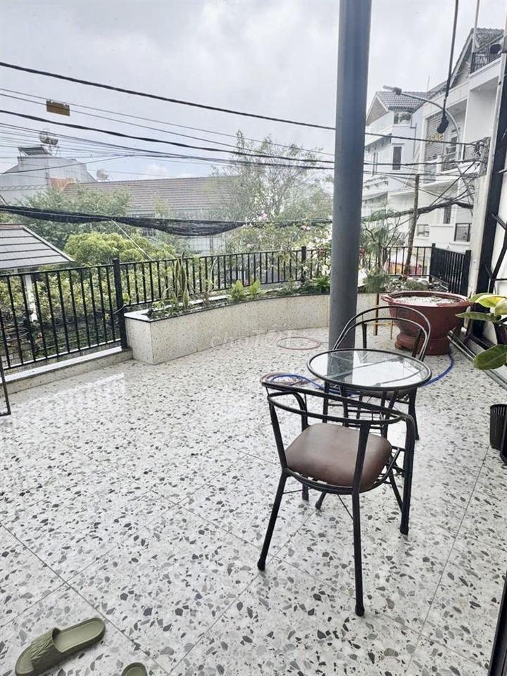 CHO THUÊ CĂN HỘ STUDIO CÓ SÂN NGAY TRUNG TÂM THÀNH PHỐ
