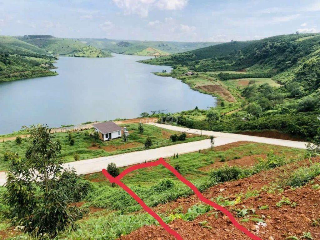 Bán nền Blambing đường đan xe oto 7c tới đất. vị trí đối đối diện hồ.