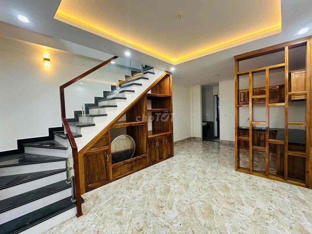 nhà 2 tầng 3 phòng ngủ hẻm xe hơi,gần cầu Nguyễn Hoàng