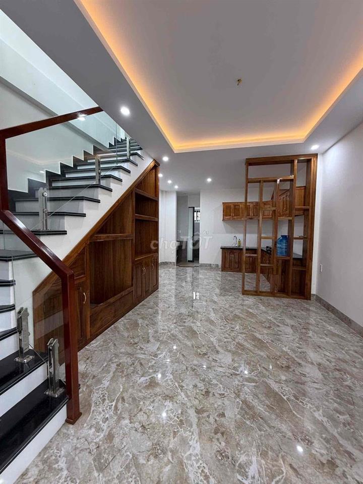 nhà 2 tầng 3 phòng ngủ hẻm xe hơi,gần cầu Nguyễn Hoàng