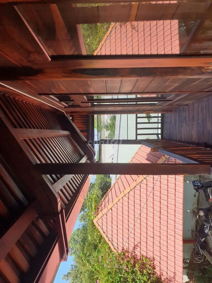 Nhà sàn gỗ 2 tầng trên nền vườn 800m2