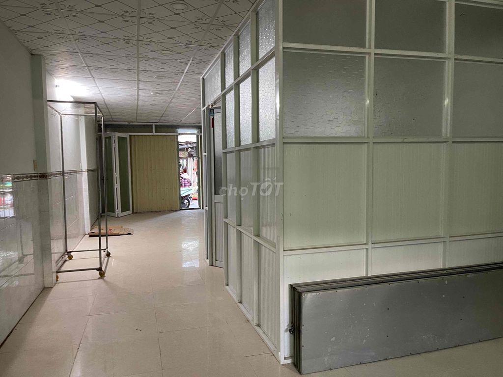 nhà tại chợ, mở cửa bán hàng, dân cư đông đúc