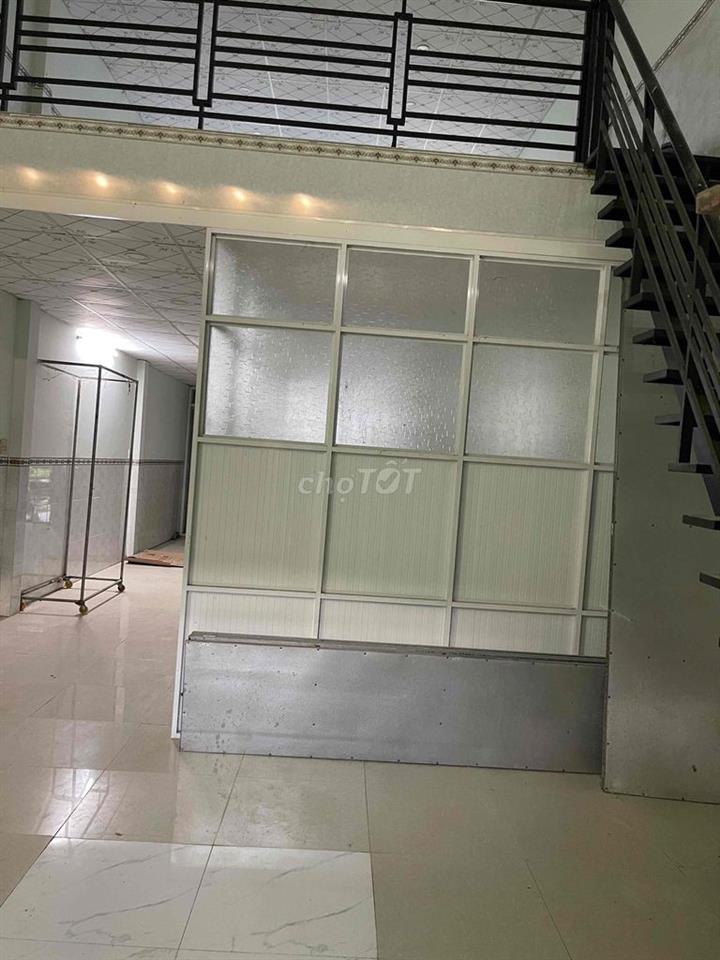 nhà tại chợ, mở cửa bán hàng, dân cư đông đúc
