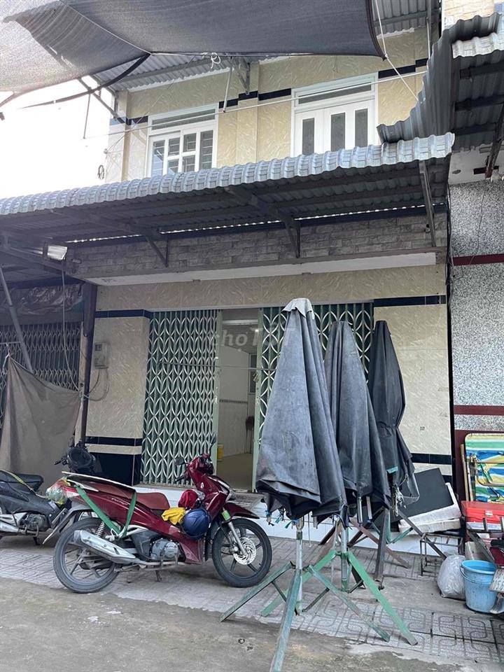 nhà tại chợ, mở cửa bán hàng, dân cư đông đúc