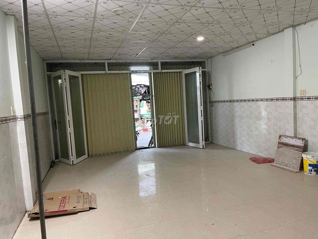 nhà tại chợ, mở cửa bán hàng, dân cư đông đúc