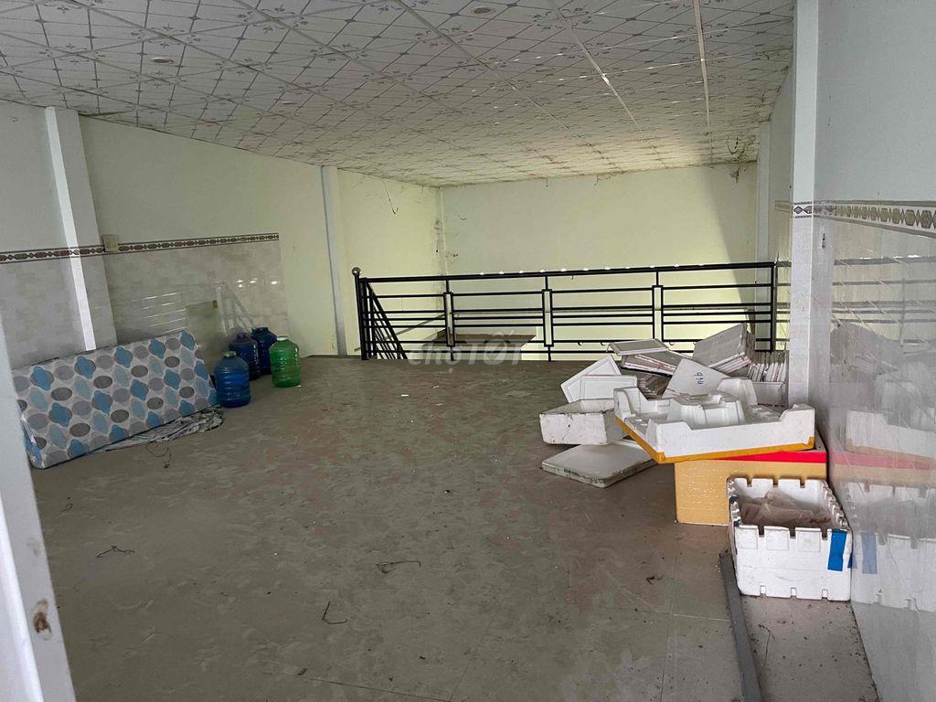 nhà tại chợ, mở cửa bán hàng, dân cư đông đúc