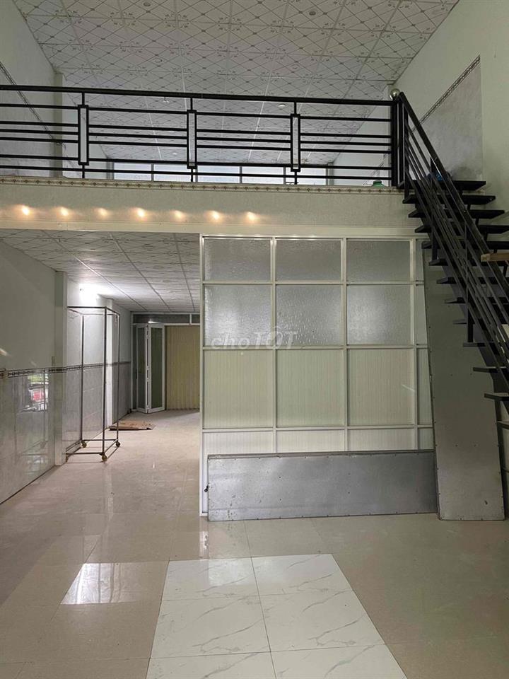nhà tại chợ, mở cửa bán hàng, dân cư đông đúc
