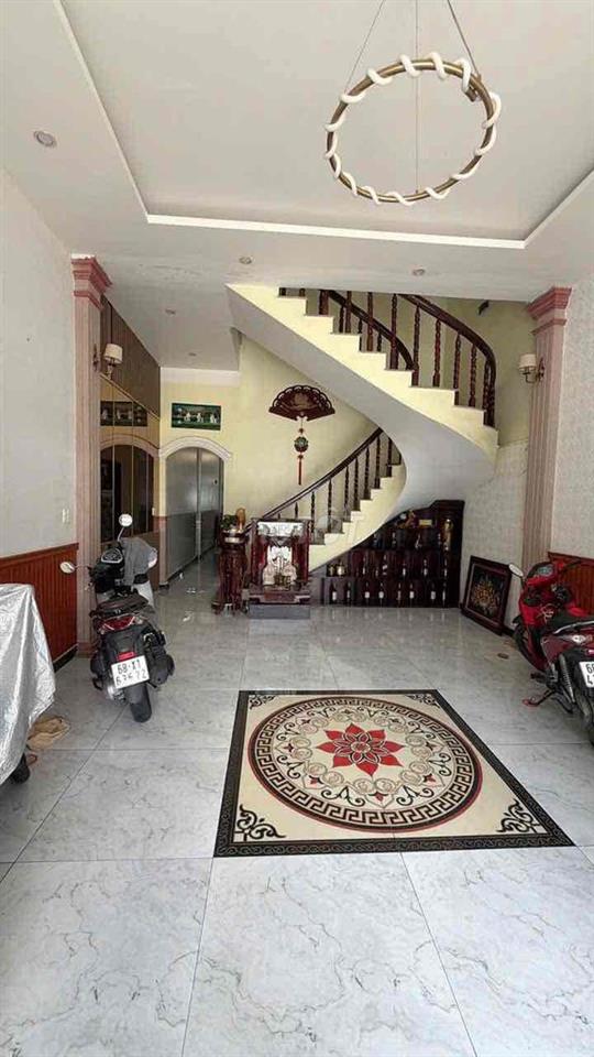Cần bán nhà 491 phạm hùng