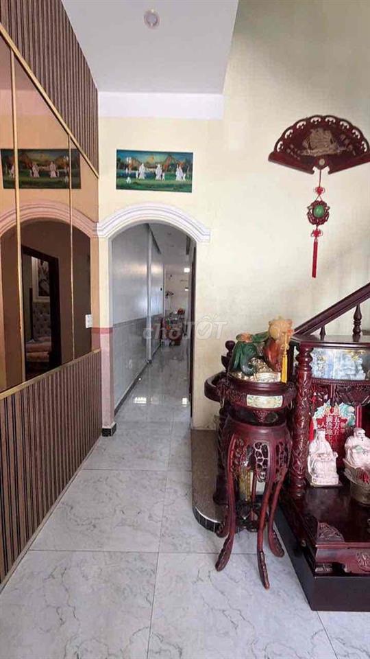 Cần bán nhà 491 phạm hùng