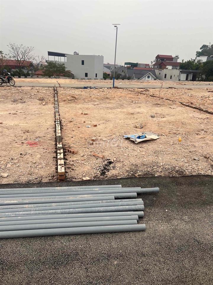 An Quang Đông Cứu Gia bình  Sát chợ núi Trường học ngay cạnh  phía trư