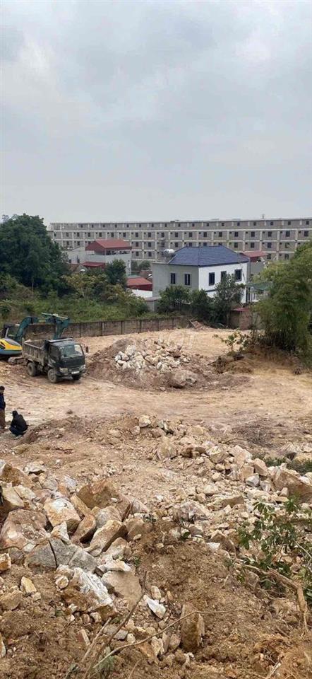 An Quang Đông Cứu Gia bình  Sát chợ núi Trường học ngay cạnh  phía trư