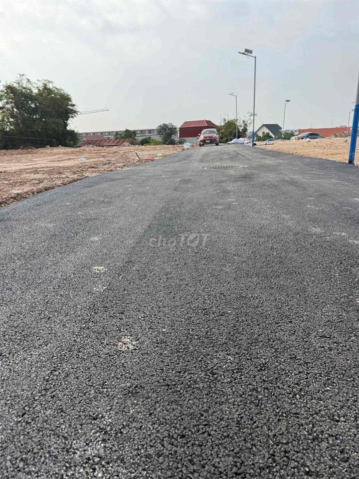 An Quang Đông Cứu Gia bình  Sát chợ núi Trường học ngay cạnh  phía trư