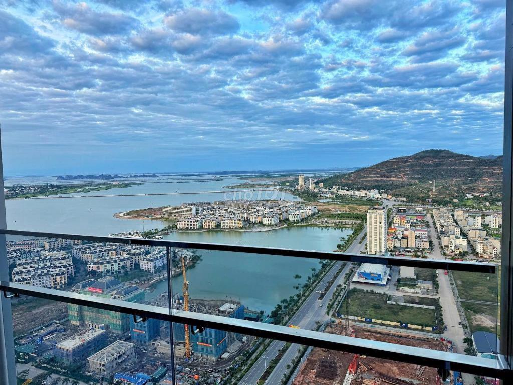 Cho thuê lâu dài căn hộ view biển tầng cao tại Hạ Long