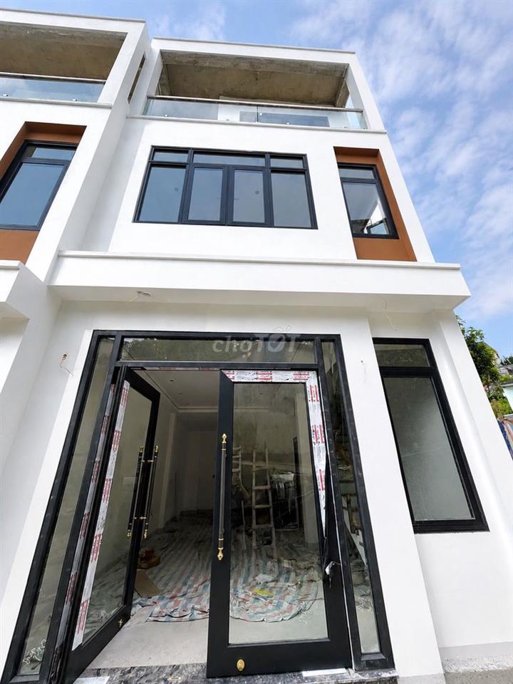 nhà 3 tầng, công năng 3N3WC, có bãi đỗ xe, gần chợ trường