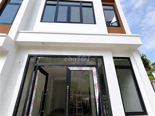 nhà 3 tầng, công năng 3N3WC, có bãi đỗ xe, gần chợ trường
