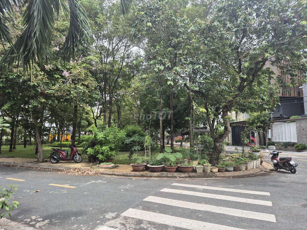 Biệt Thự 200m2 1 trệt 2 lầu có hầm xe hơi và sân vườn