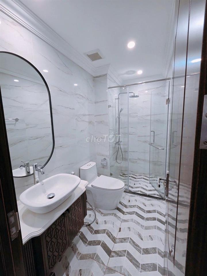 CHO THUÊ LIỀN KỀ 5 TẦNG – FULL ĐỒ CAO CẤP SÁT VINCOM – 20 TRIỆU/THÁNG