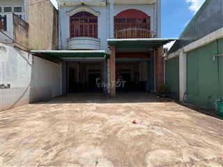 nhà trống mặt bằng cần cho thuê