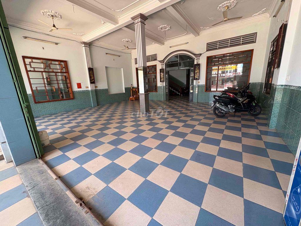 nhà trống mặt bằng cần cho thuê