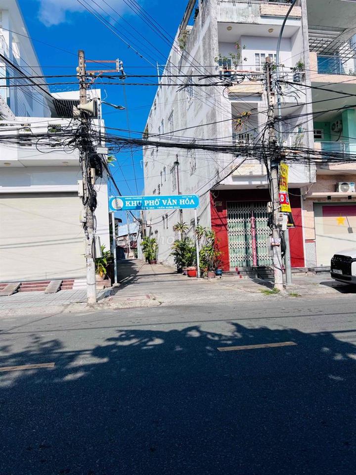 Bán đất tặng căn nhà lầu tại p4 cách Đống Đa 50m hẻm 4m đi thông