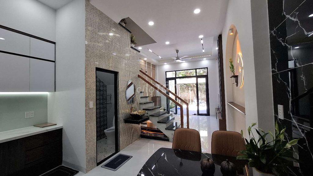 Nhà ngay chợ đêm, 2 lầu, 4 phòng ngủ,có sẵn nội thất ở phường 6 Mỹ Tho