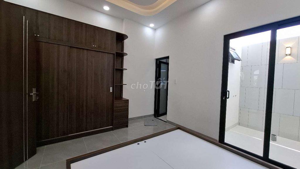 Nhà ngay chợ đêm, 2 lầu, 4 phòng ngủ,có sẵn nội thất ở phường 6 Mỹ Tho