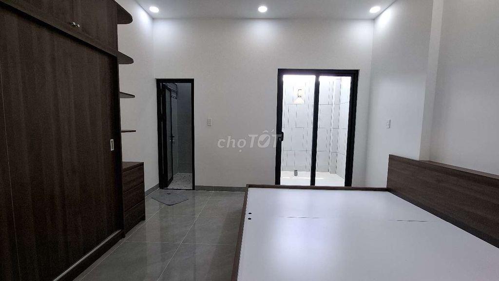 Nhà ngay chợ đêm, 2 lầu, 4 phòng ngủ,có sẵn nội thất ở phường 6 Mỹ Tho