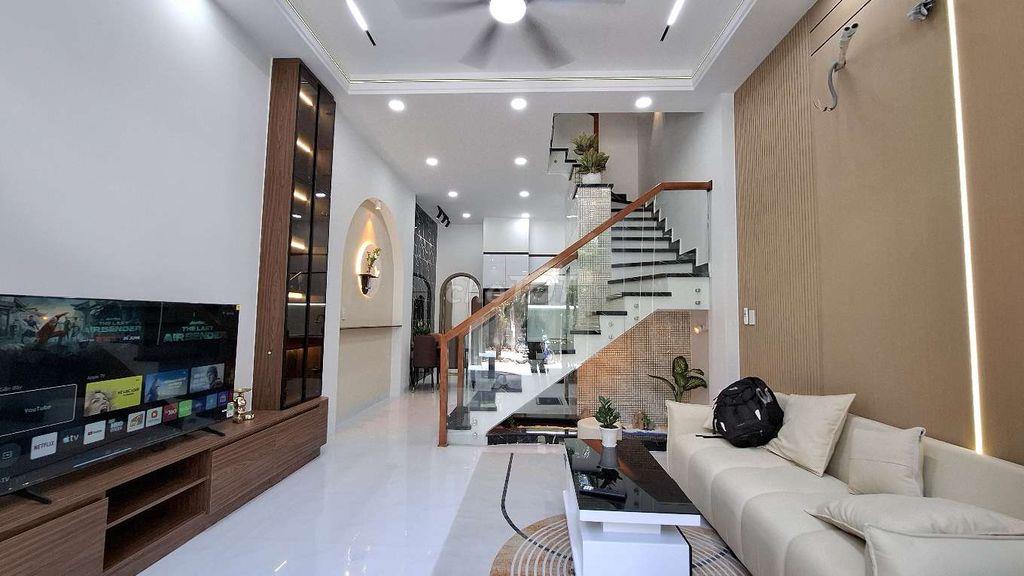 Nhà ngay chợ đêm, 2 lầu, 4 phòng ngủ,có sẵn nội thất ở phường 6 Mỹ Tho