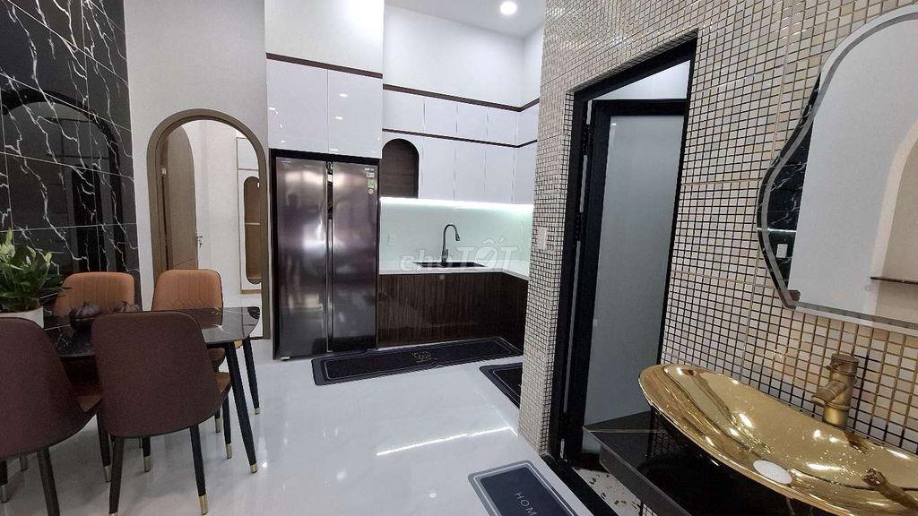 Nhà ngay chợ đêm, 2 lầu, 4 phòng ngủ,có sẵn nội thất ở phường 6 Mỹ Tho