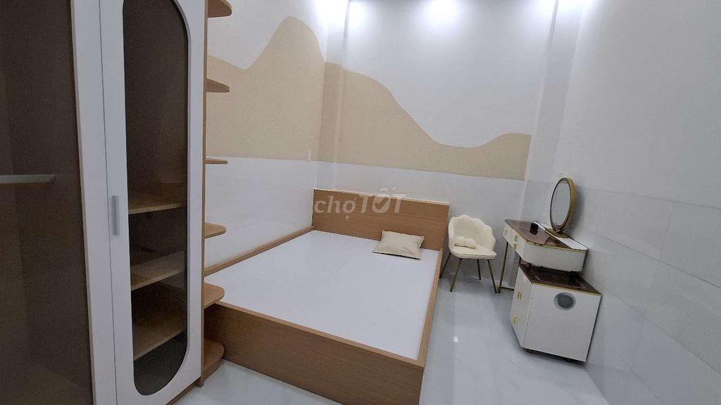Nhà ngay chợ đêm, 2 lầu, 4 phòng ngủ,có sẵn nội thất ở phường 6 Mỹ Tho