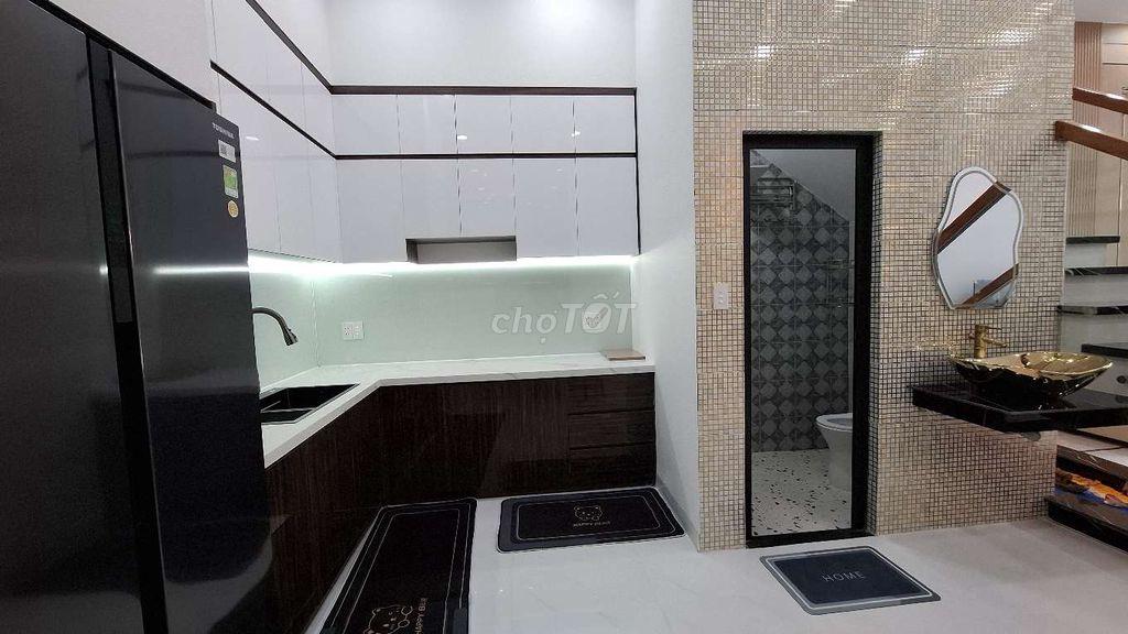 Nhà ngay chợ đêm, 2 lầu, 4 phòng ngủ,có sẵn nội thất ở phường 6 Mỹ Tho