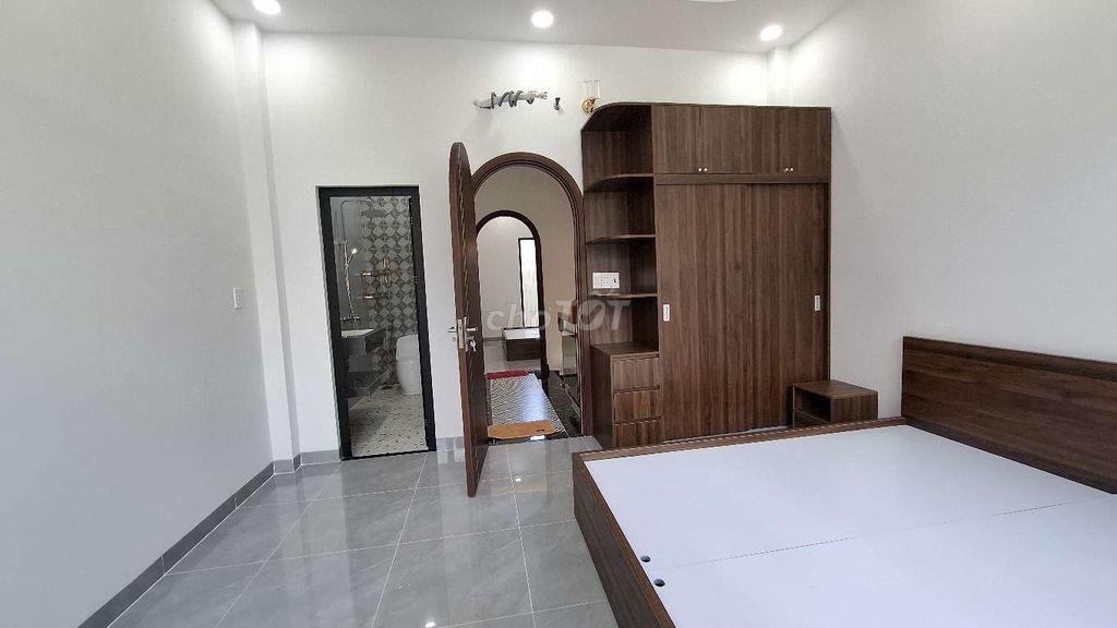Nhà ngay chợ đêm, 2 lầu, 4 phòng ngủ,có sẵn nội thất ở phường 6 Mỹ Tho