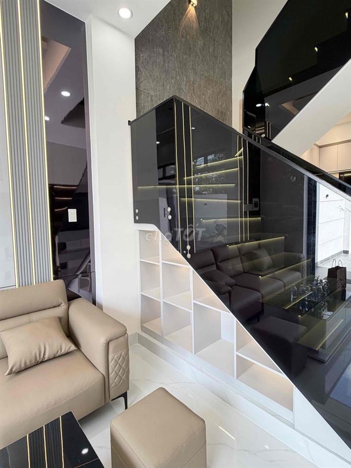 Nhà Lầu mặt tiền-nội thất full 80%