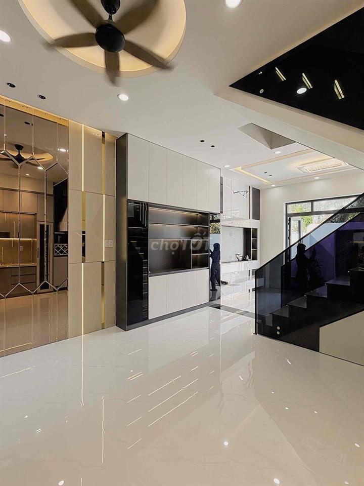 Nhà Lầu mặt tiền-nội thất full 80%